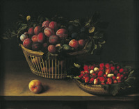 Corbeille de prunes et panier de fraises